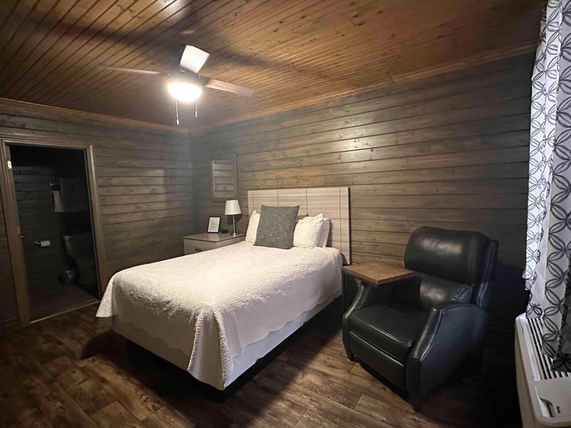 Turn On Inn Lake Village Ruang foto
