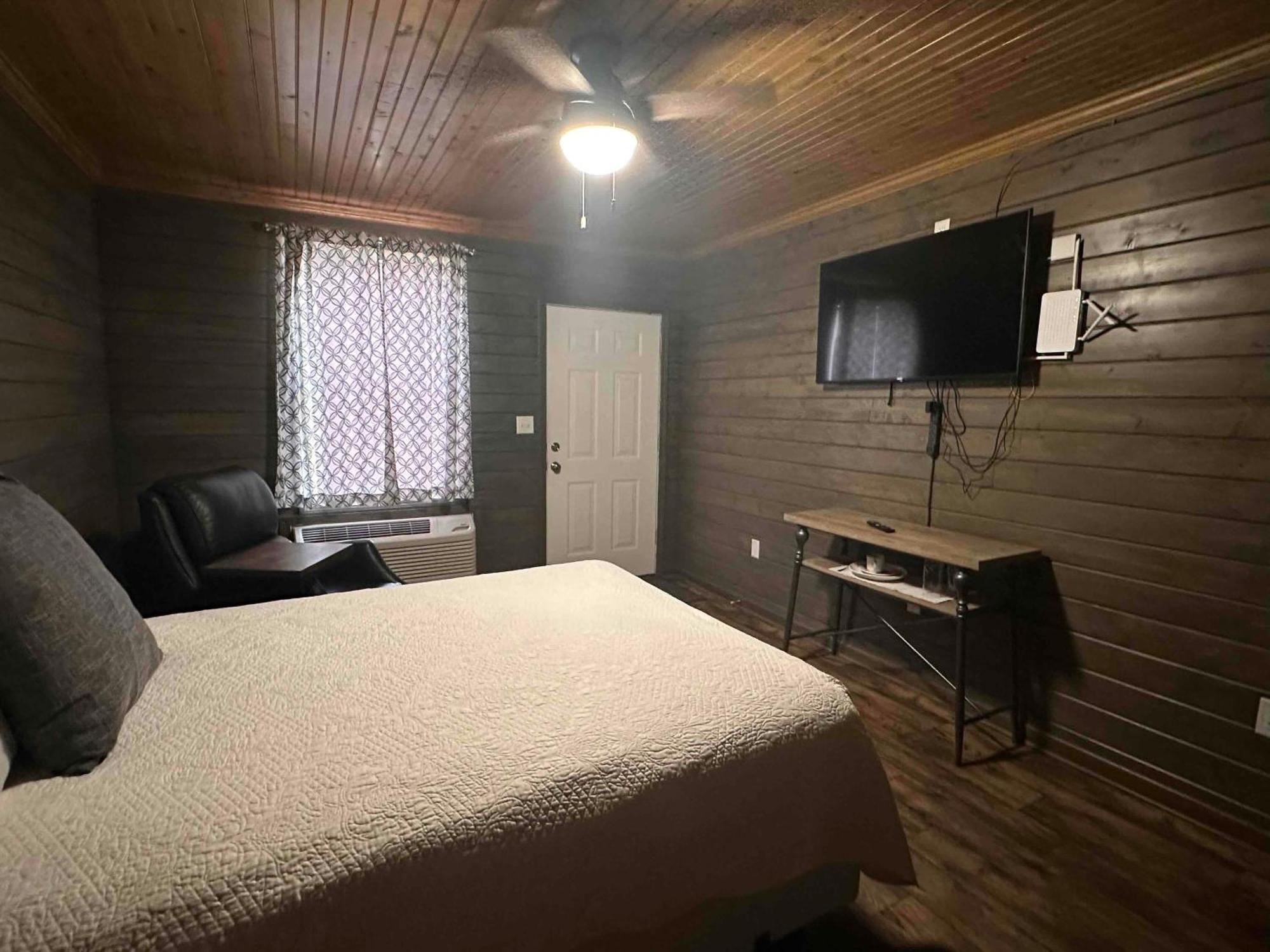 Turn On Inn Lake Village Ruang foto